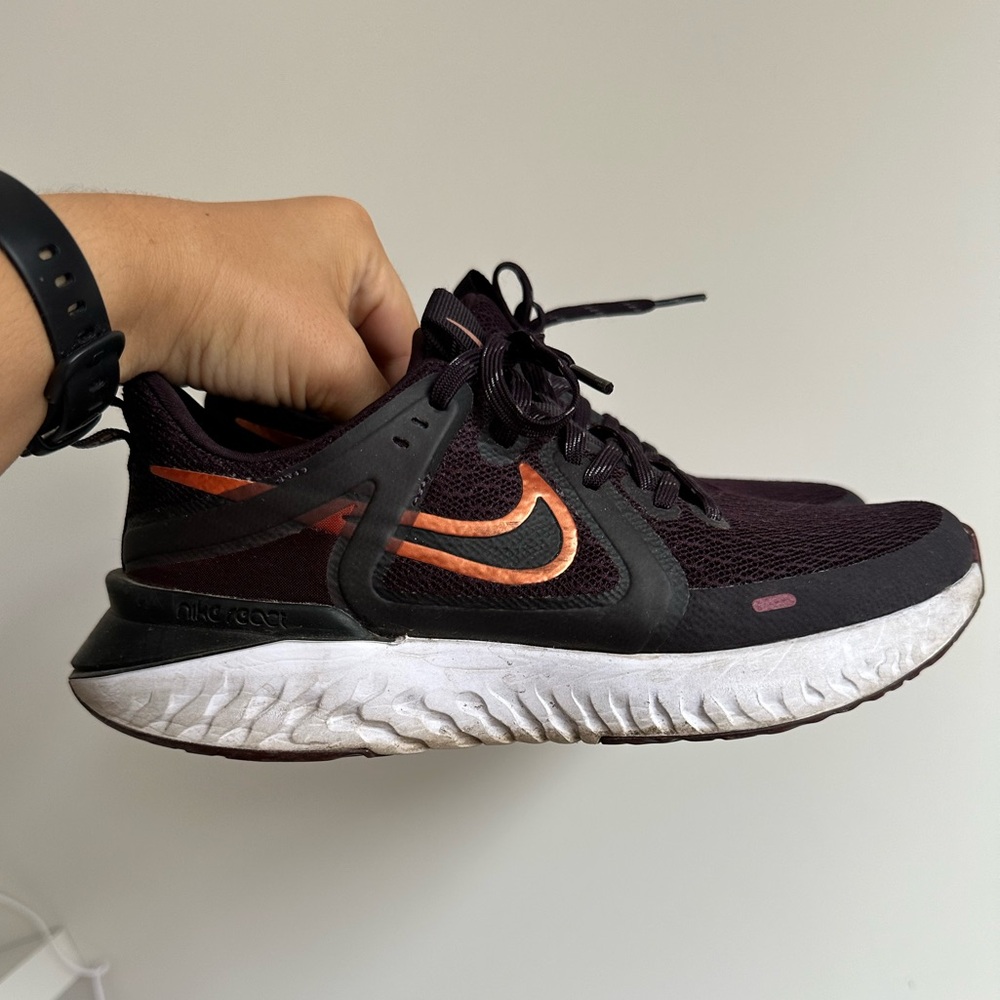 Nike Womens Legend React 2 Sneakers